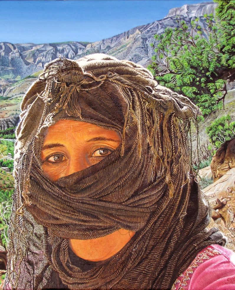 Femme âgée en vêtements traditionnels, assise, travaillant avec soin sur du tissage
