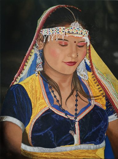 Femme en vêtement traditionnel, yeux fermés, ornée de bijoux et de couleurs vives.