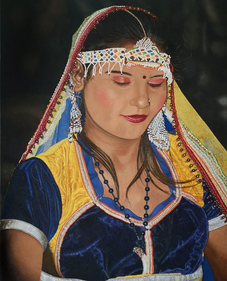 Femme âgée en vêtements traditionnels, assise, travaillant avec soin sur du tissage