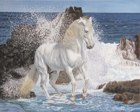 Un cheval blanc marchant dans des vagues près d'une falaise rocheuse.