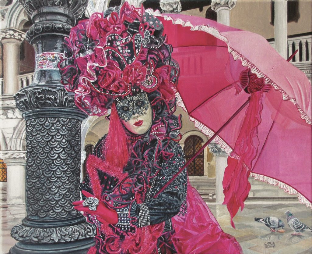 Personne en costume coloré avec un masque, ornée de plumes et de fleurs.