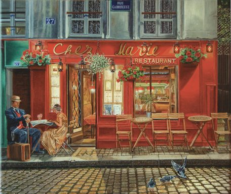 Café parisien rouge avec des tables en bois et des clients profitant de l’ambiance.
