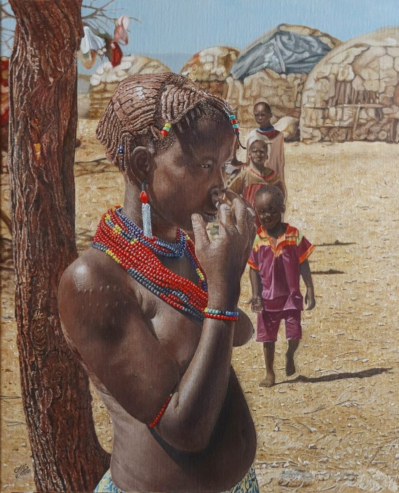 Femme âgée en vêtements traditionnels, assise, travaillant avec soin sur du tissage