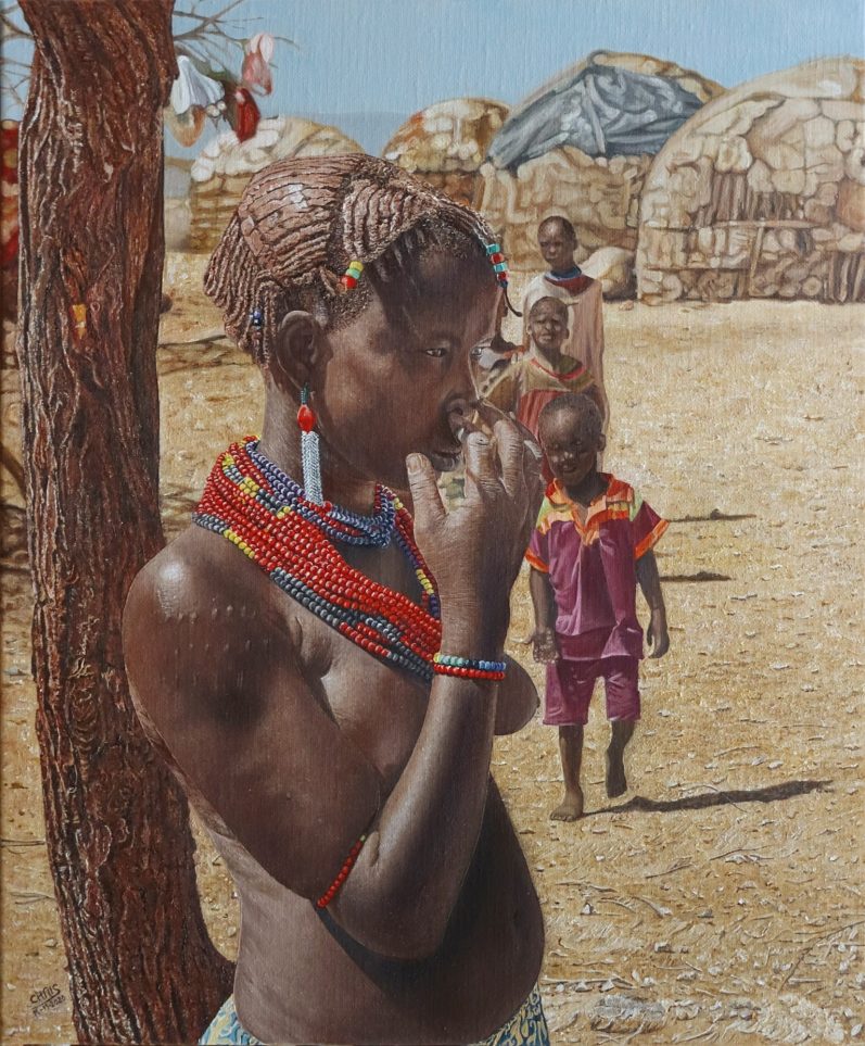 Femme âgée en vêtements traditionnels, assise, travaillant avec soin sur du tissage