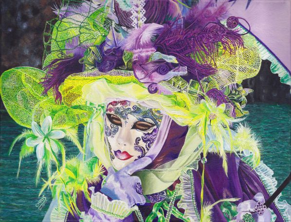 Personne masquée en tenue colorée et ornée de plumes sur fond aquatique.