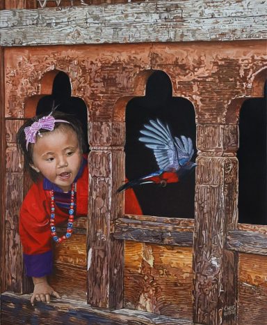 Une petite fille regarde à travers une fenêtre avec un oiseau coloré volant à proximité.