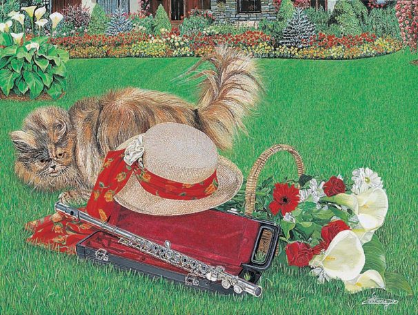 Un chat persan se repose sur l'herbe, entouré d'un chapeau, d'un panier et de fleurs.