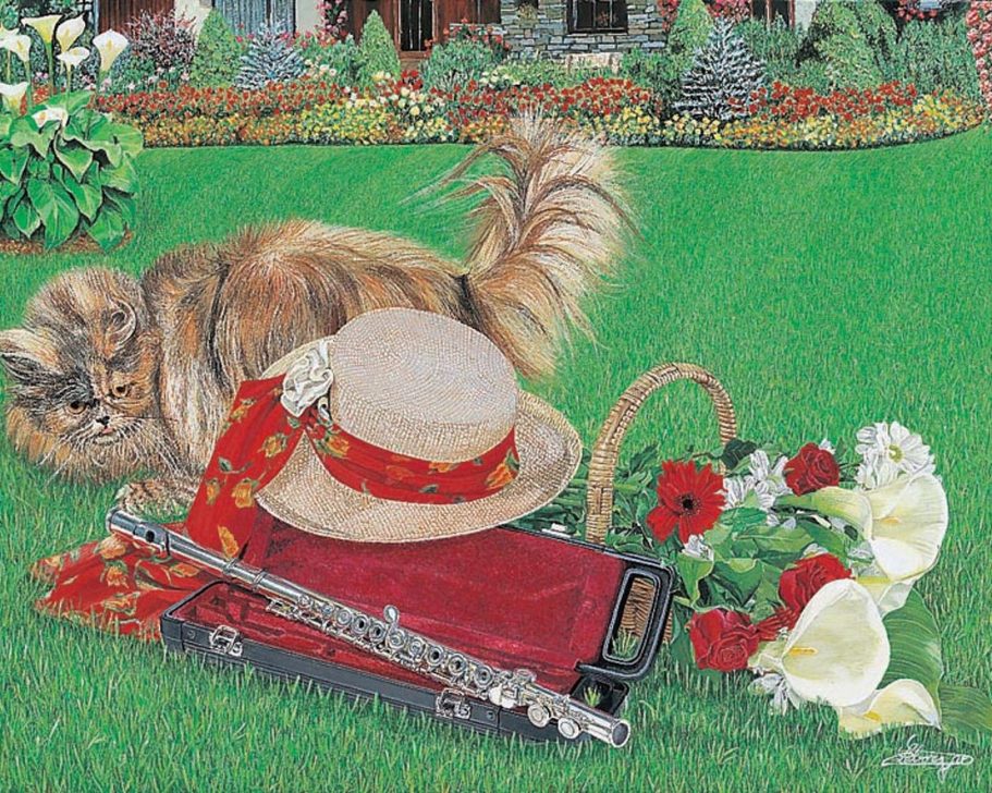 Chapeau, flûte, fleurs et un chat sur une pelouse verte.