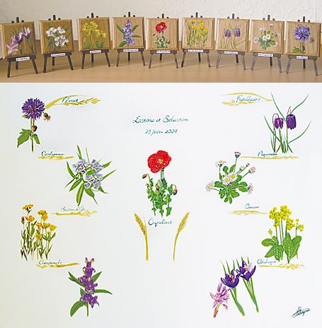 Dessins de fleurs variées présentés sur un mur, avec des œuvres sur des chevalets.
