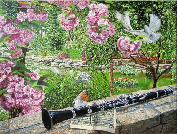 Clarinette posée sur un mur, avec des fleurs roses et un jardin en arrière-plan.