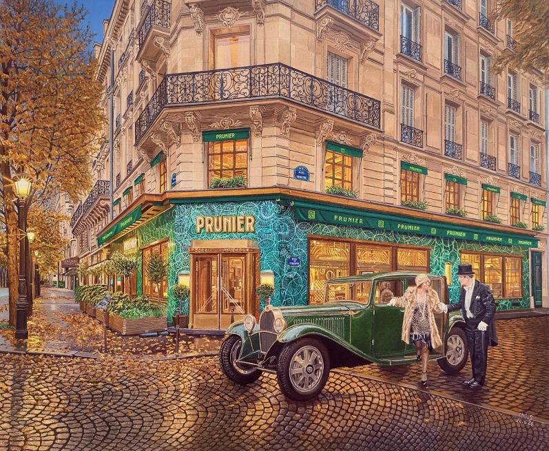 Boutique colorée avec des étagères pleines de produits, devant une petite porte d'entrée.