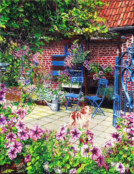 Jardin coloré avec fleurs, chaises bleues et murs en briques rouges.