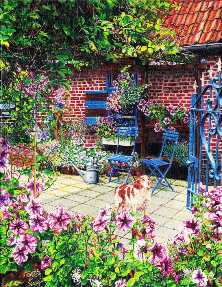 Jardin fleuri avec des chaises bleues et des pots de fleurs devant un mur en brique rouge.