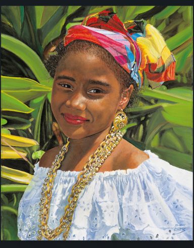 Jeune femme souriante avec un foulard coloré et des bijoux, devant un arrière-plan verdoyant.
