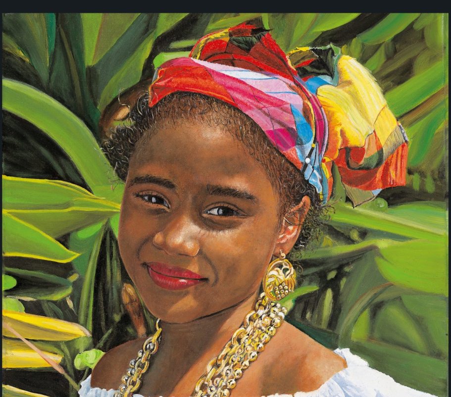 Femme souriante avec un foulard coloré et des bijoux, entourée de plantes verdoyantes.