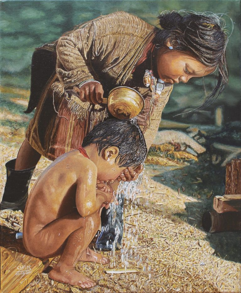 Deux enfants, l'un versant de l'eau sur la tête de l'autre, sur un sol bâti de paille.