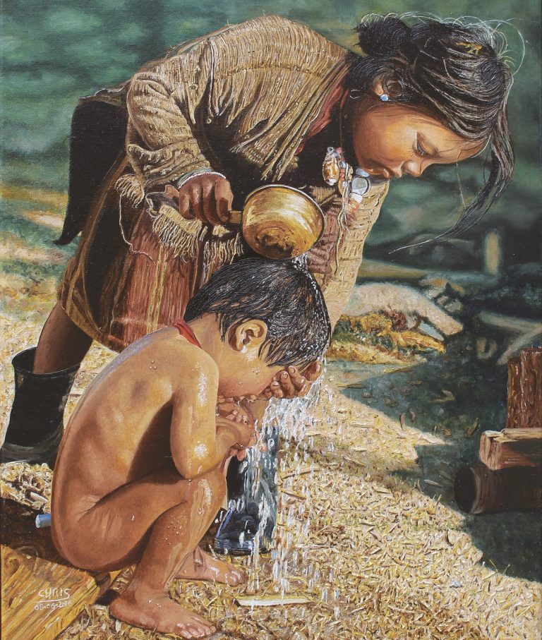 Deux enfants, l'un versant de l'eau sur la tête de l'autre, sur un sol bâti de paille.